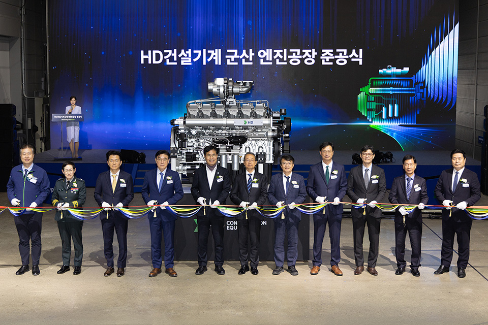 HD건설기계가 28일(수) 전북특별자치도 군산시 군산국가산업단지 내에 위치한 군산캠퍼스에서 군산 엔진 신공장 준공식을 진행하고 기념사진을 촬영하고 있다. (사진 왼쪽 세번째부터 박태현 산업통상부 산업인공지능정책관, 김재준 군산시장, 이원택 전북특별자치도지사, HD현대 조영철 부회장, 김의겸 국회의원, HD건설기계 문재영 사장)