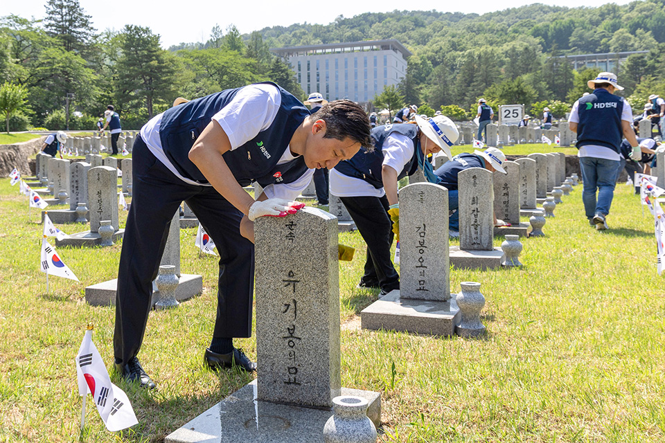 HD현대 정기선 회장이 29일(금) 국립서울현충원을 찾아 임직원들과 함께 참전용사의 비석을 닦고 있다.