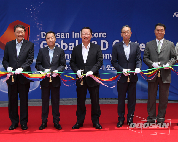 El pasado día 30, se llevó a cabo en Hwasudong de Incheon, la ceremonia de terminación de las obras de la fábrica de Incheon con la presencia de invitados. (Desde izq.) El vicepresidente de Doosan Lee Hyun Sun, el presidente de Doosan Corporación Park Jeong Won, el presidente del Grupo Doosan Park Yong Man, el vicepresidente de Doosan Industrias Pesadas Park Ji Won y el presidente ejecutivo de Doosan Infracore Kim Yong Seong.